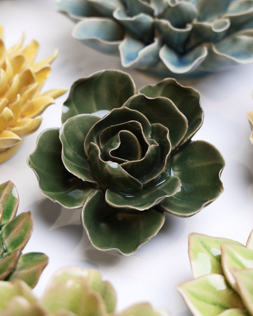 EG03 Fir Green Butterfly Ranunculus - Chive US Wholesale