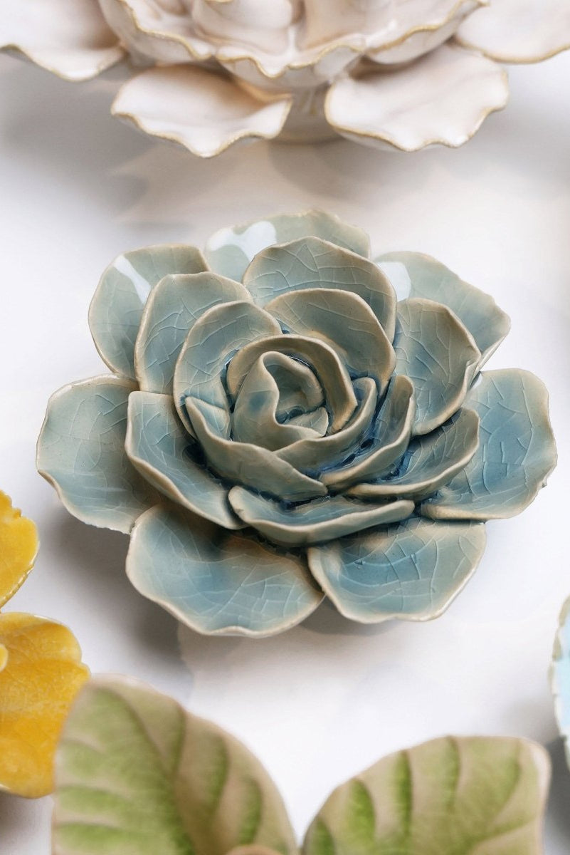 EG04 Powder Blue Amandine Ranunculus - Chive US Wholesale