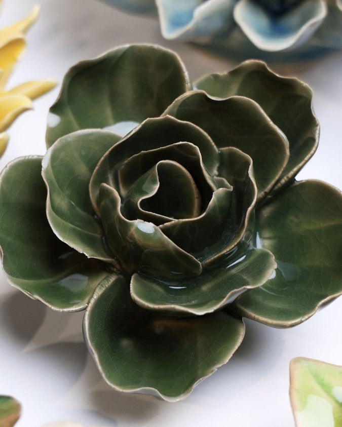 EG03 Fir Green Butterfly Ranunculus - Chive US Wholesale