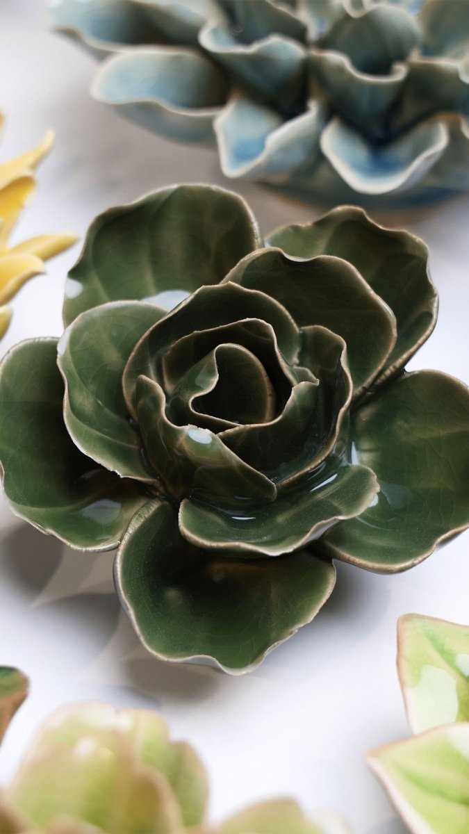 EG03 Fir Green Butterfly Ranunculus - Chive US Wholesale