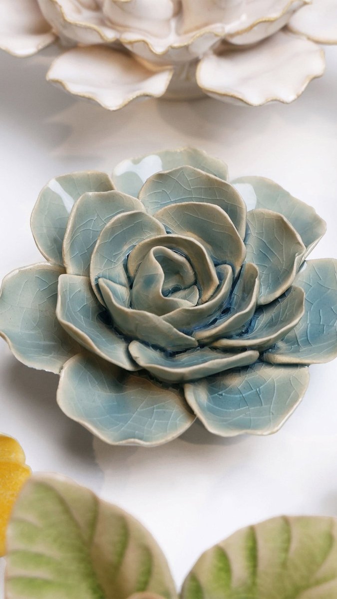 EG04 Powder Blue Amandine Ranunculus - Chive US Wholesale