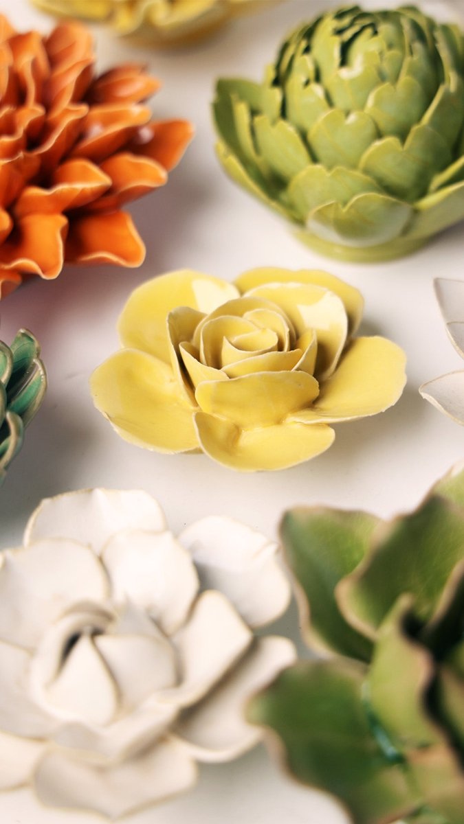 EG42 Buttercup Yellow Elegance Ranunculus - Chive US Wholesale