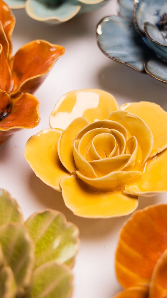 FR03 Burnt Yellow Elegance Ranunculus - Chive US Wholesale