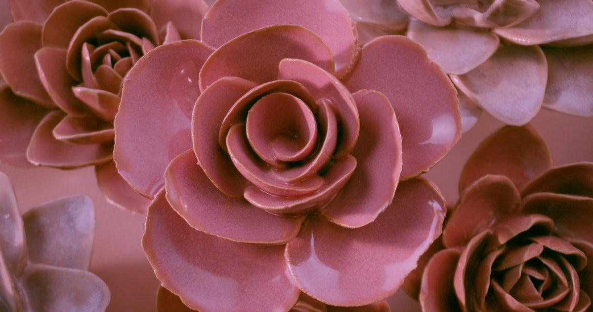 Spinning ceramic flowers in various sizes